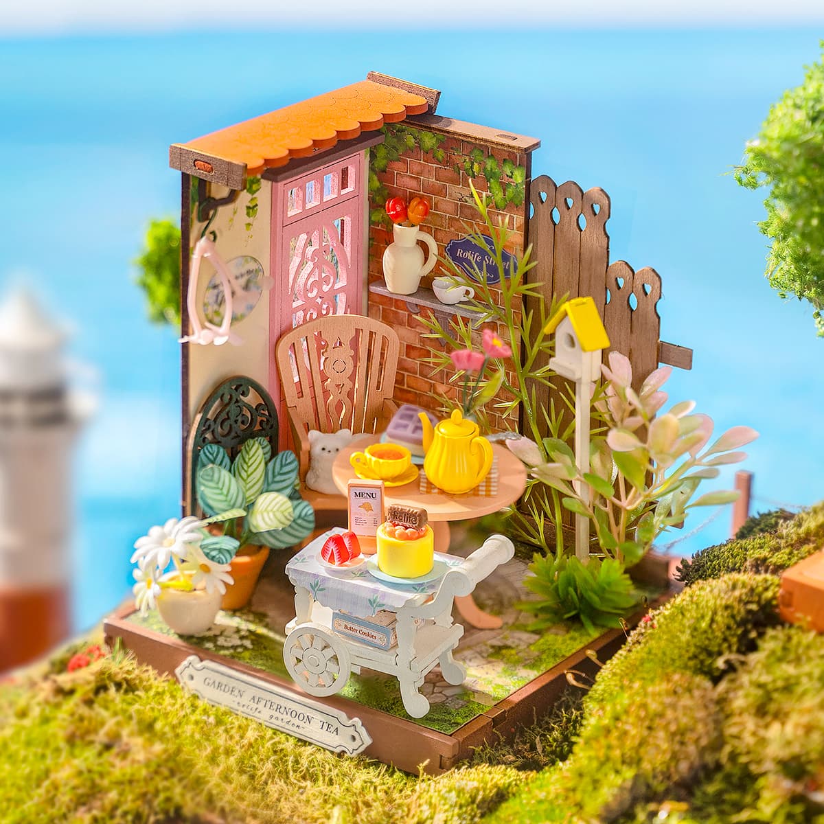 Rolife Little & Warm Space Series3 DIY book nook miniature kit, scale comparison alongside accessories