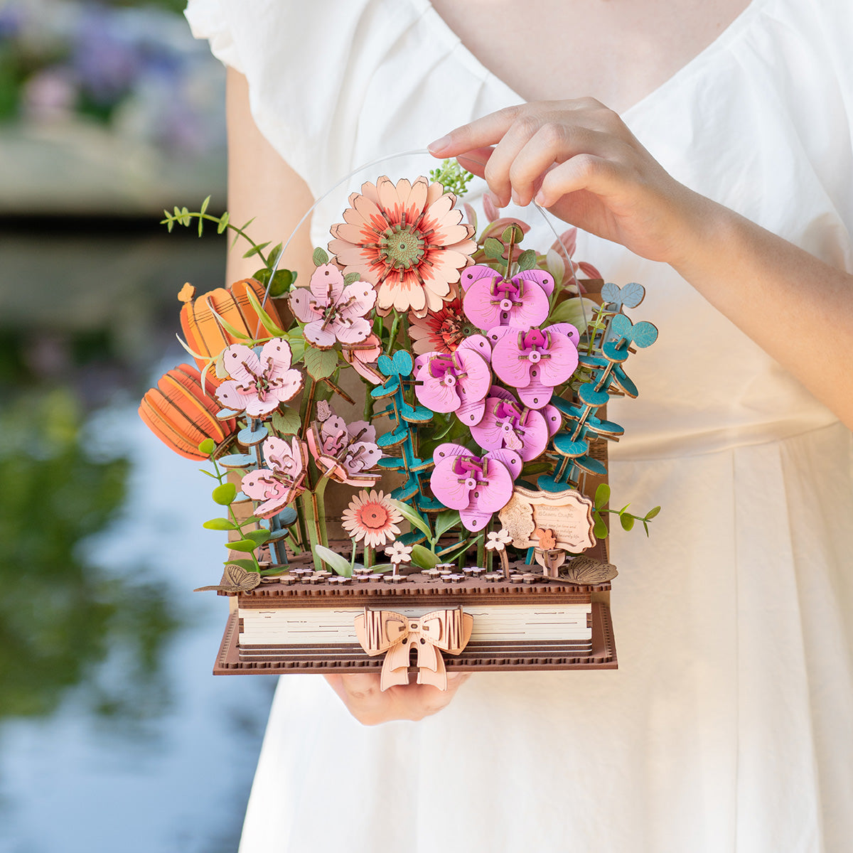 Rowood Wooden Blooming Book Flower Bouquet 3D Puzzle 3D wooden flower puzzle, close-up of interior components and accessories