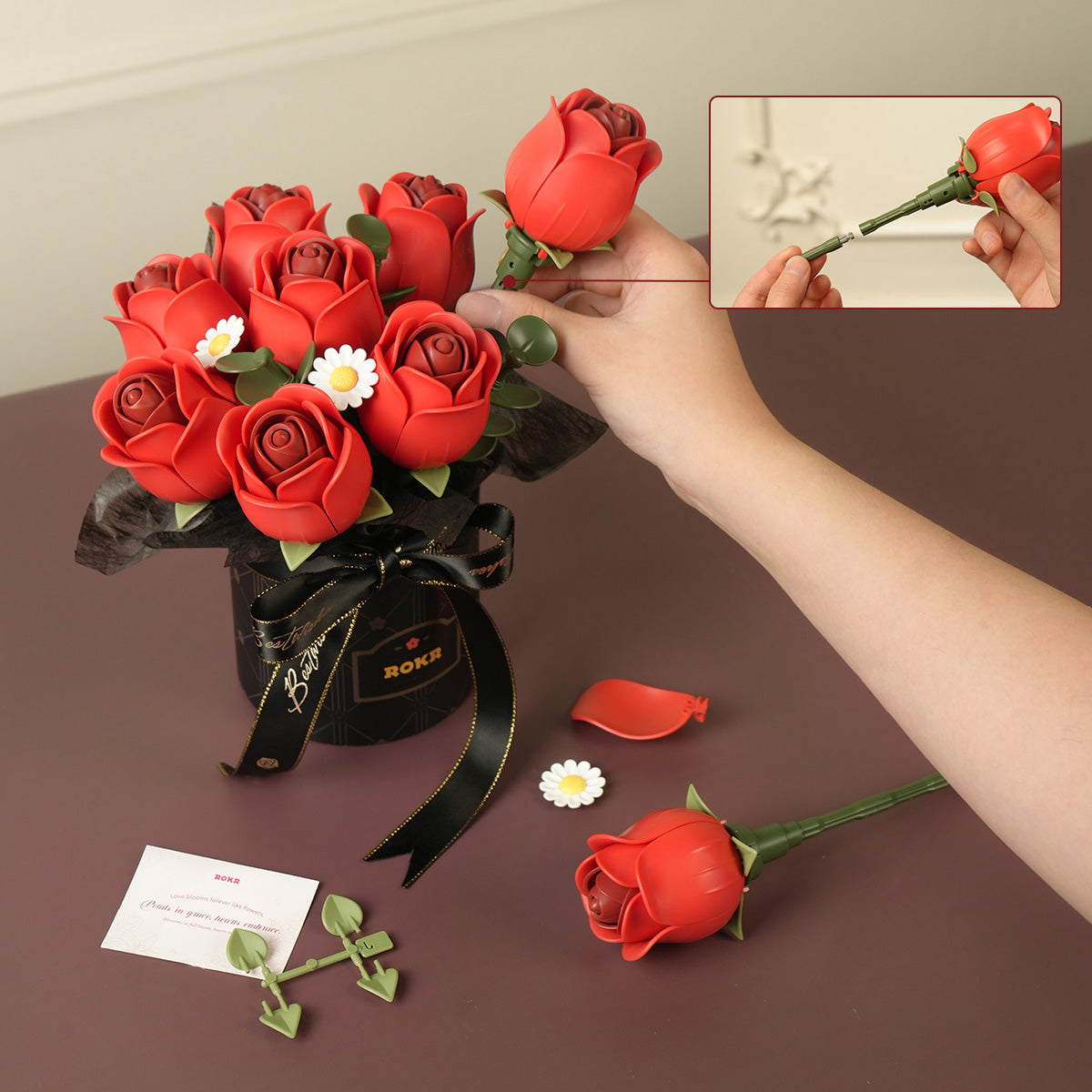 ROKR Red Rose Bouquet DIY kit AF02J assembled red rose bouquet with white daisy accents and greeting card shown with labeled dimensions of 26 cm in all three directions