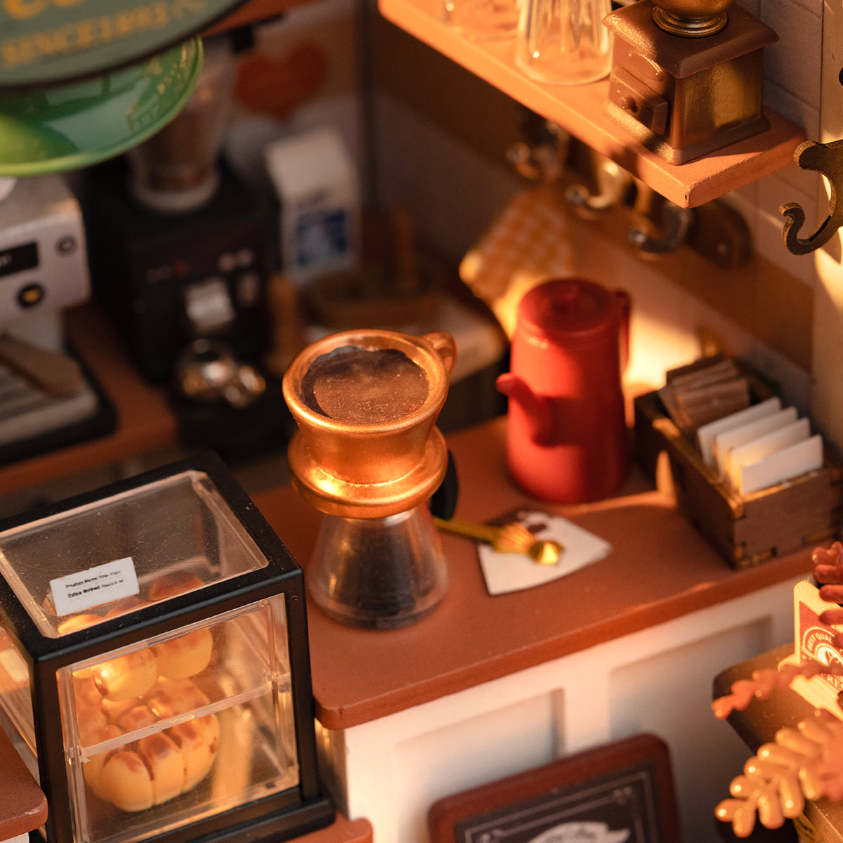 Rolife Flavory Café Miniature House DG162 DIY book nook miniature kit, decorative miniature scene with figures