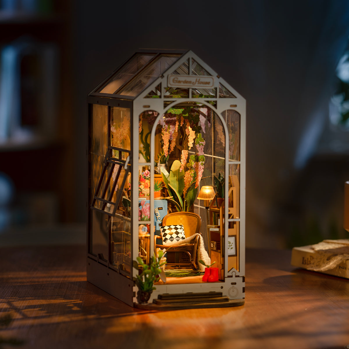 Rolife, Holiday Garden House, TGB06, DIY book nook kit, detail close-up