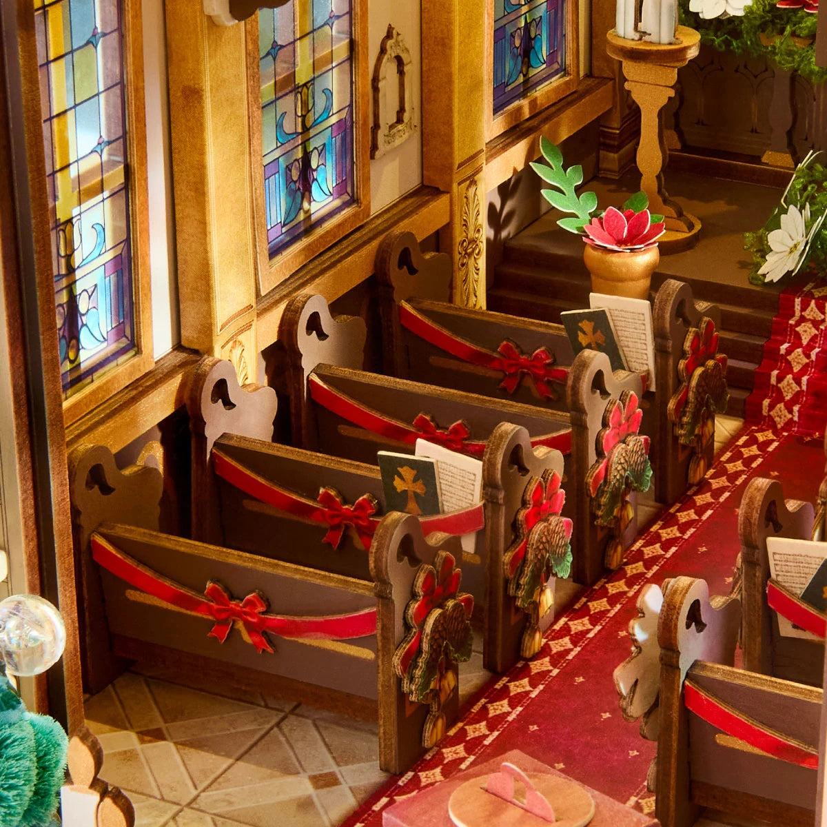 Rolife Caroling Cathedral Bänke mit roten Schleifen, Gesangbüchern, Buntglasfenstern und rotem Teppich
