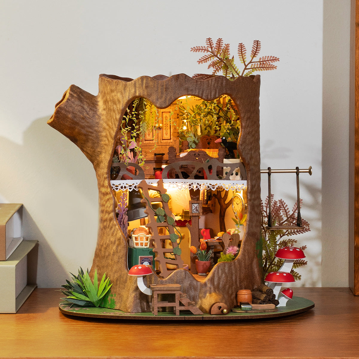 Rolife Märchenhaftes Baumhaus DG179 Miniatur-Garten-Nahaufnahme mit rot-weiß gepunkteten Pilzen, einem schlafenden Fuchs, Honigtopf, Rankenleiter, weißem Kaninchen und Topfpflanzen