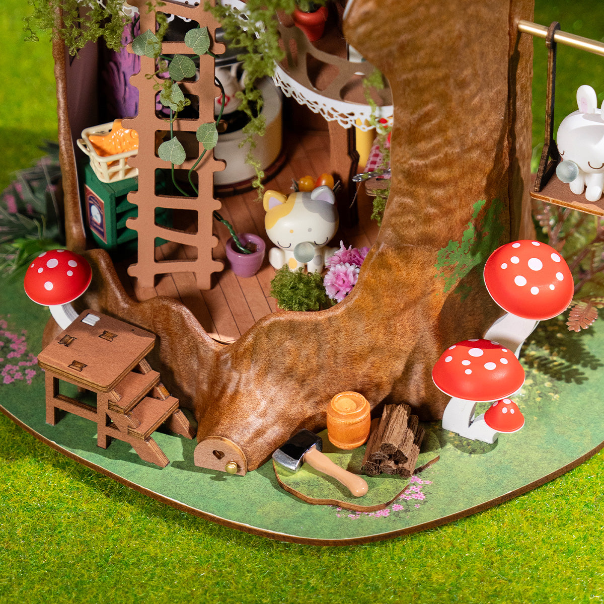 Rolife Fairytale Tree House DG179 miniatuur slaapkamer interieur met een uitgesneden houten bed, geruit kussen, boomhut-dagboek, hangende bel en rode kleine laarsjes op de vloer