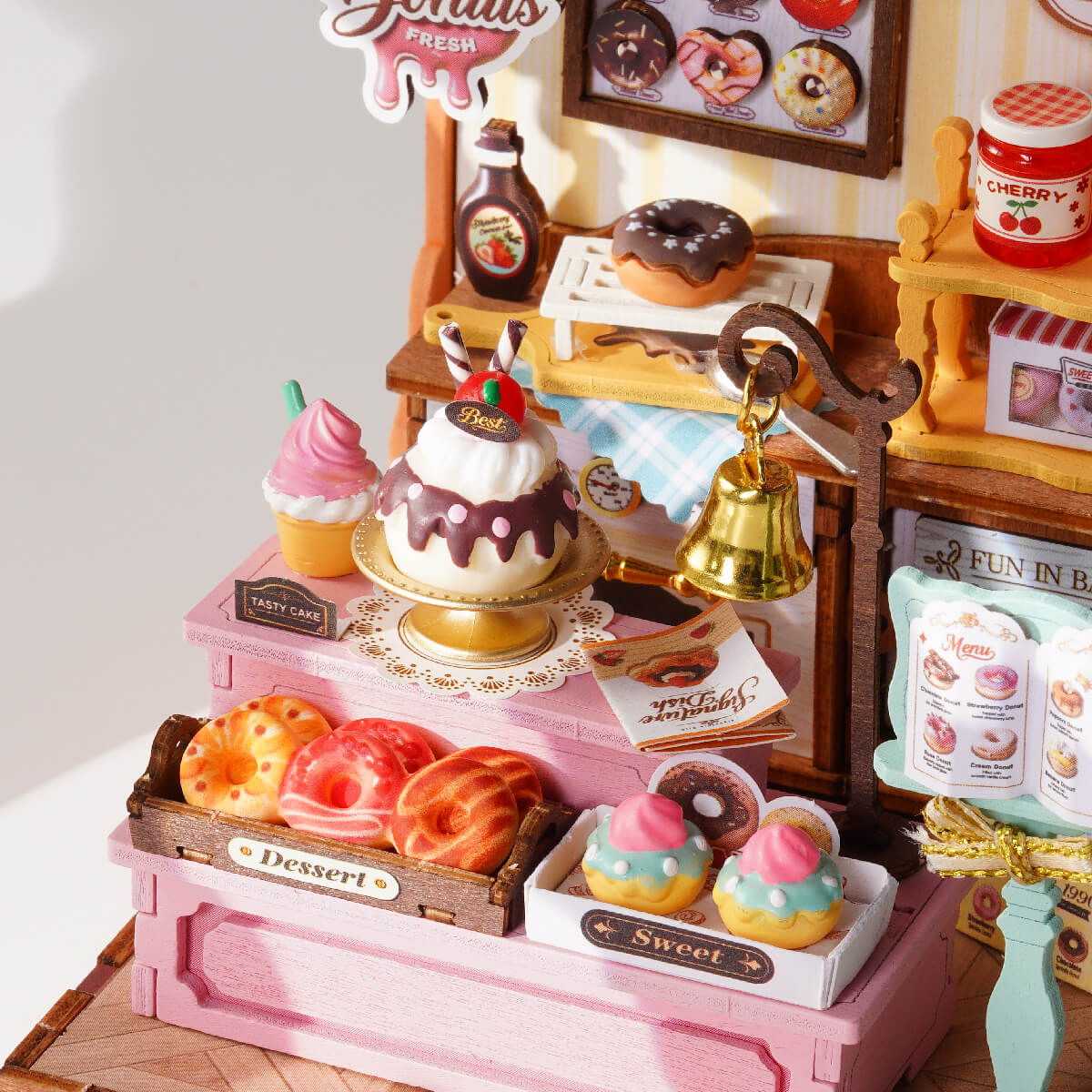 Miniatura Rolife Sweetie's Donut Shop DS051, kit de casa en miniatura DIY, detalle de elementos decorativos y acabado