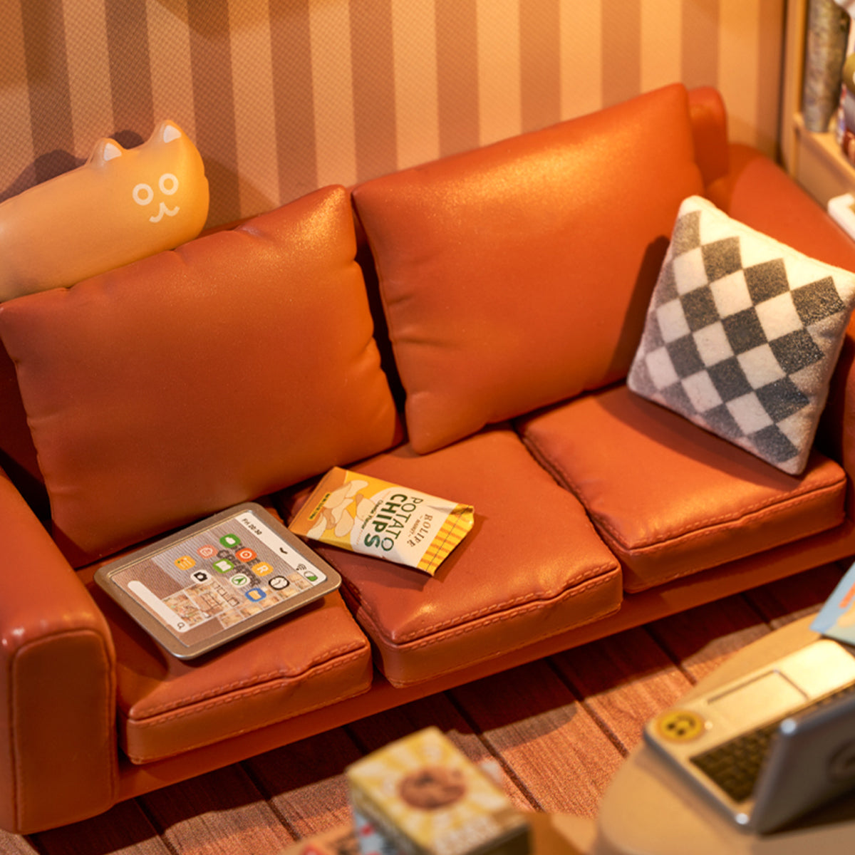Rolife Cozy Living Lounge DW007 miniature close-up of the red orange sofa with a chequered cushion, cat pillow, mini