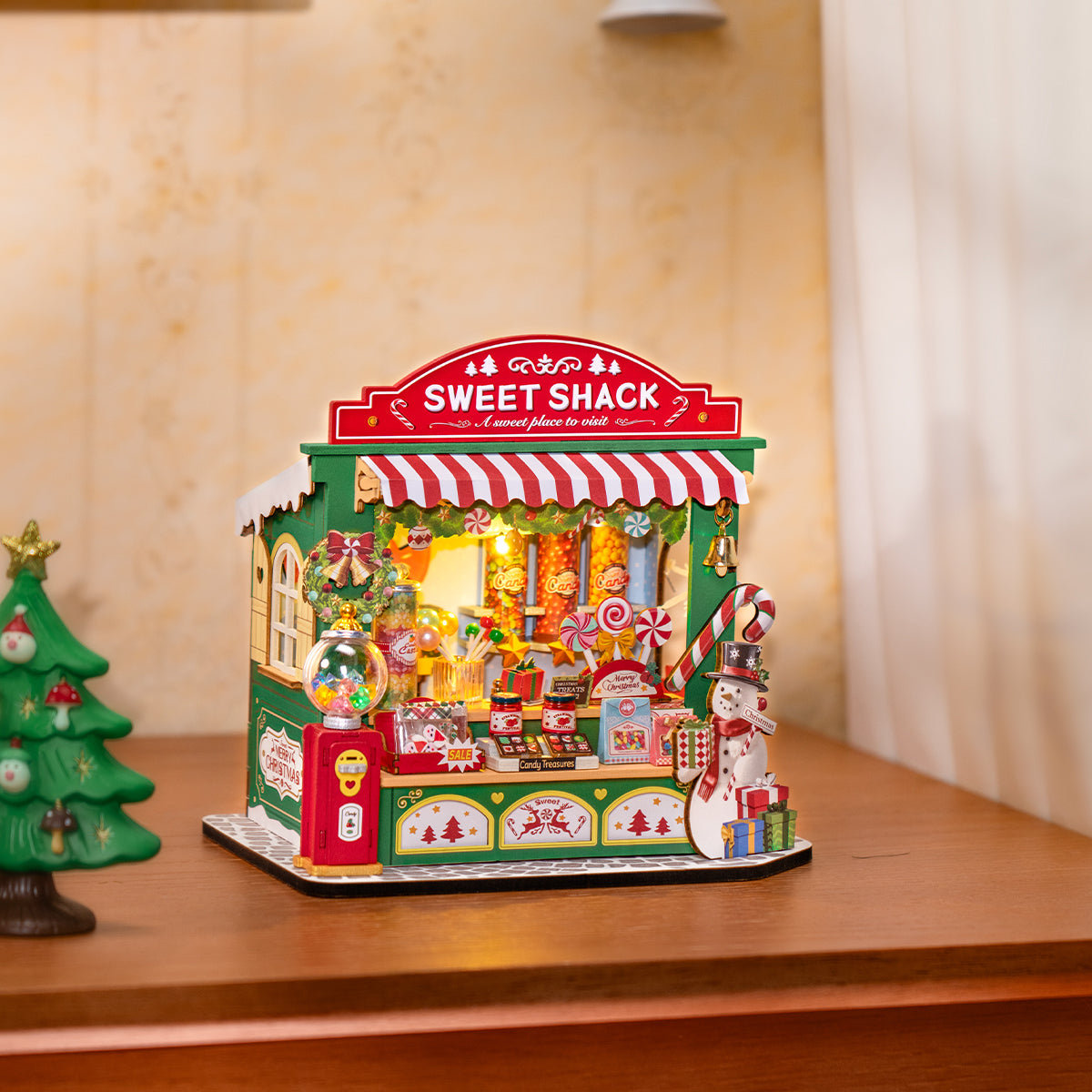 Rolife Christmas Candy Stand Miniature House DS043 3D wooden architecture model, detail of decorative elements and finish