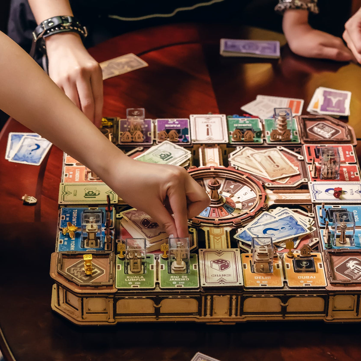Ein klassisches Immobilien-Brettspiel mit Städten aus aller Welt.