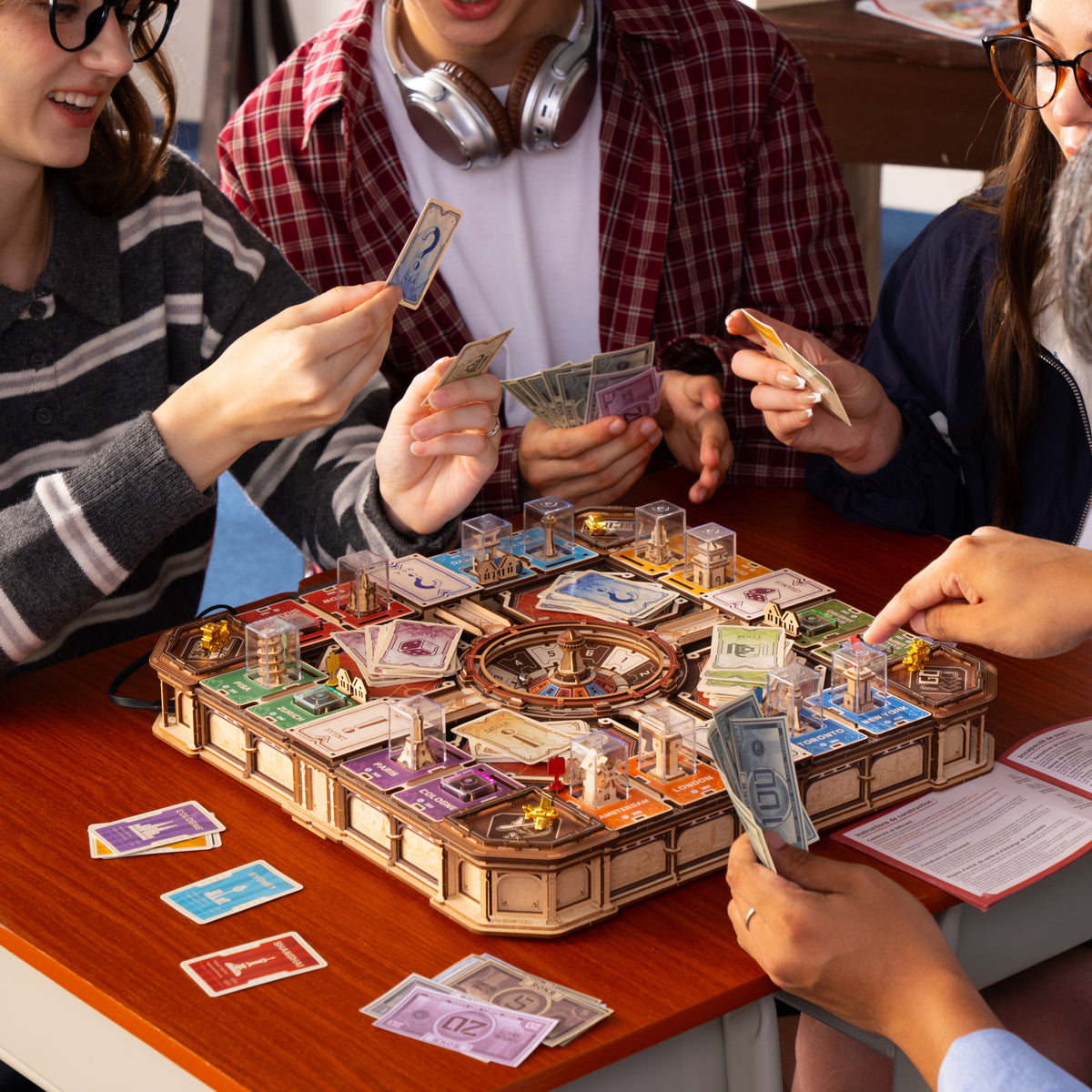 Einmal zusammengebaut, wird es zu einem vollständig spielbaren Brettspiel.
